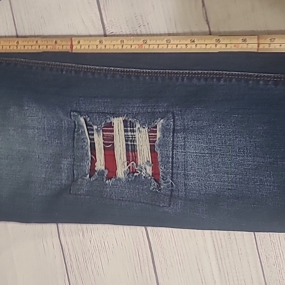 Sneakpeek Boyfriend 9 - Picture 3 of 7